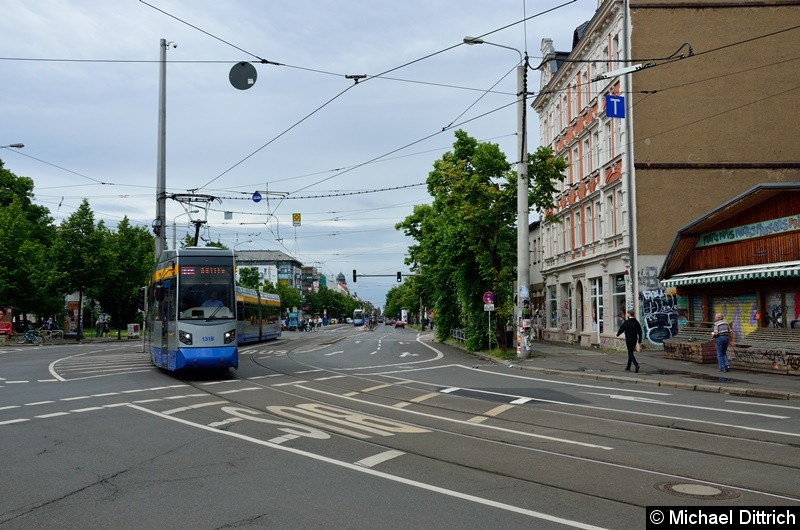 Bild: 1318 + 1305 als Linie 11 am Connewitzer Kreuz.