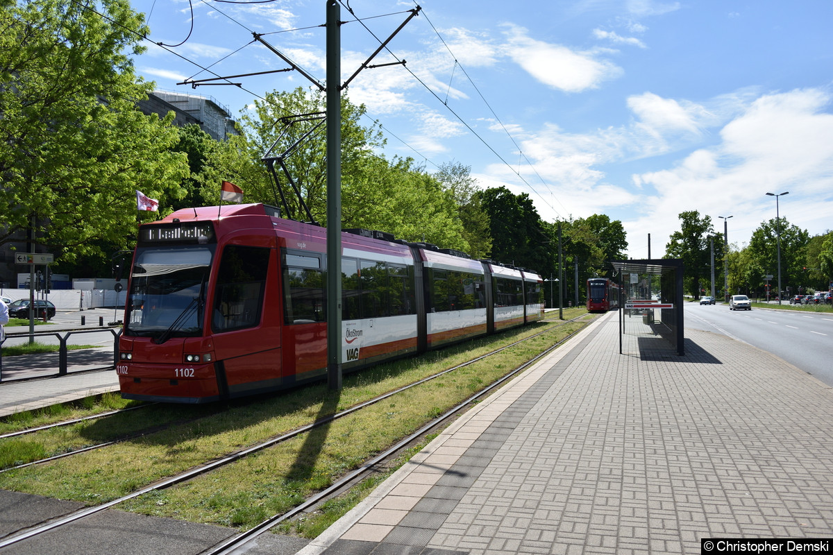 Tw 1102 als Linie 6 an der Haltestelle Doku-Zentrum.