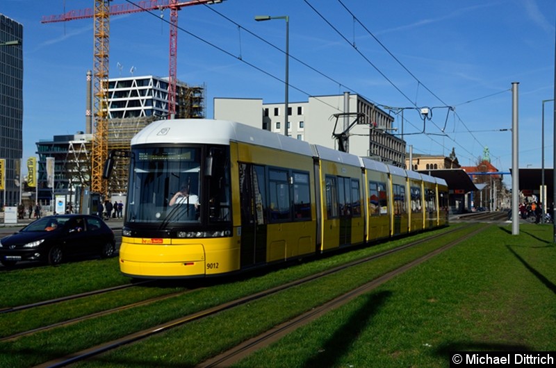 Bild: 9012 als Linie M8 kurz hinter der Haltestelle Hauptbahnhof.