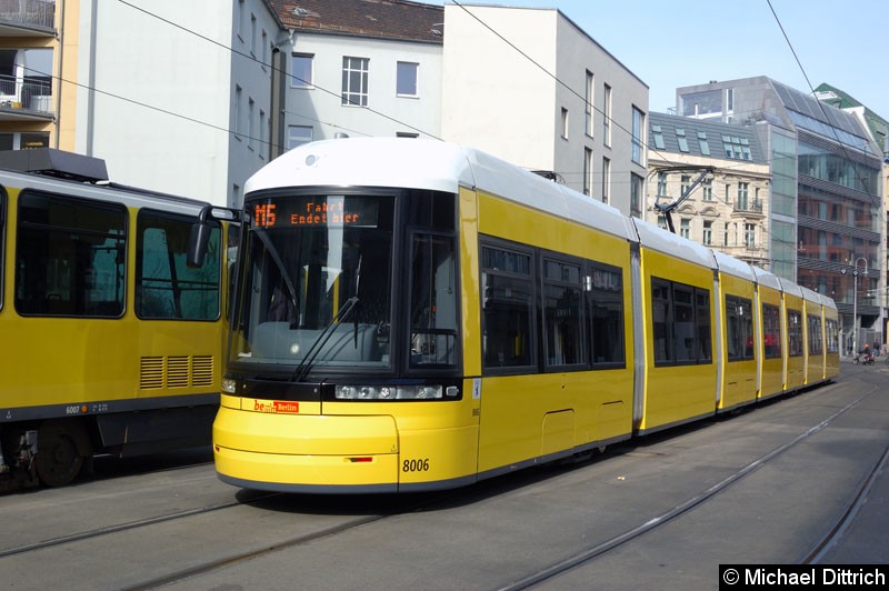 Bild: 8006 als Linie M5 in der Großen Präsidentenstr.