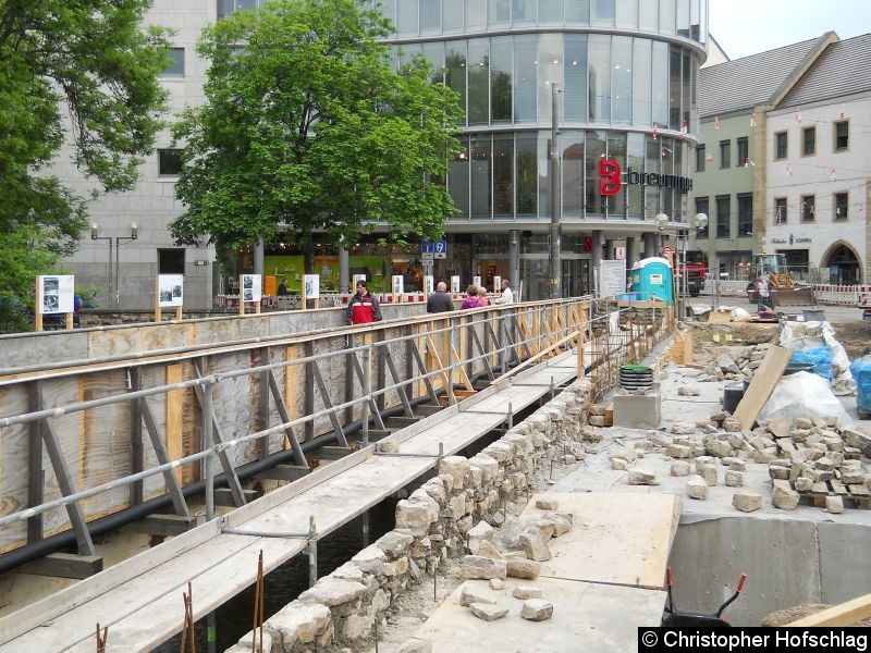 Mit einer Hilfsbrücke können die Fußgänger auf der rechten Seite die Schlösserbrücke begehen. Bild: Mit einer Hilfsbrücke können die Fußgänger auf der rechten Seite die Schlösserbrücke begehen.