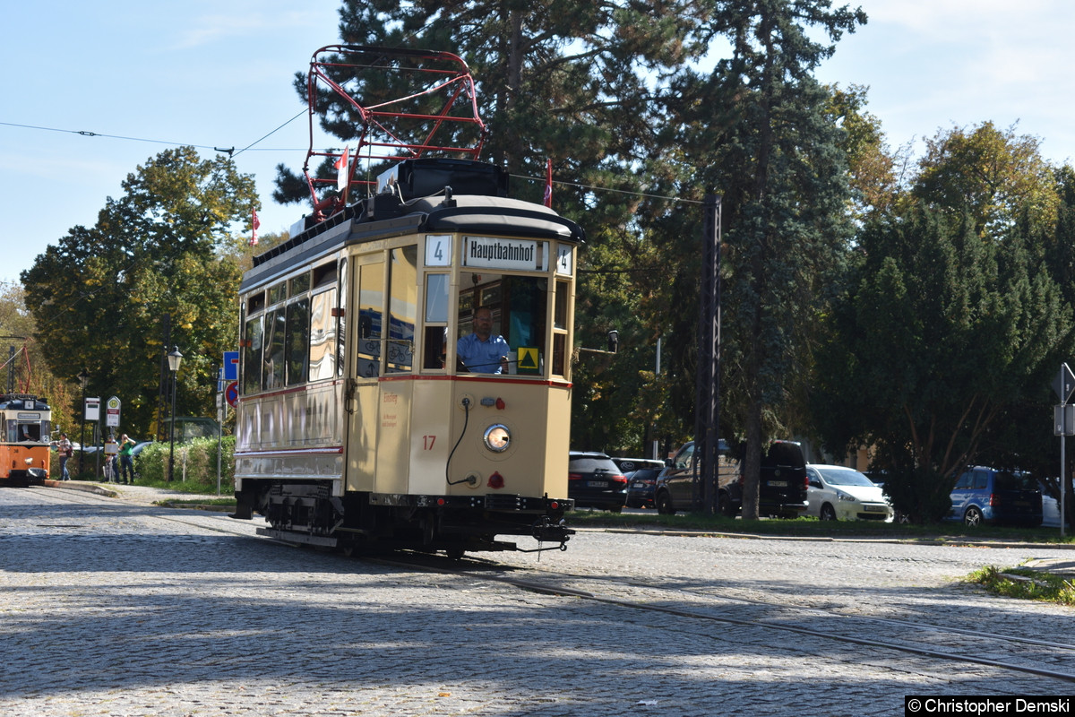 Bild: Tw 17 beim Befahren der Kreuzung Gartenstraße/Poststraße.