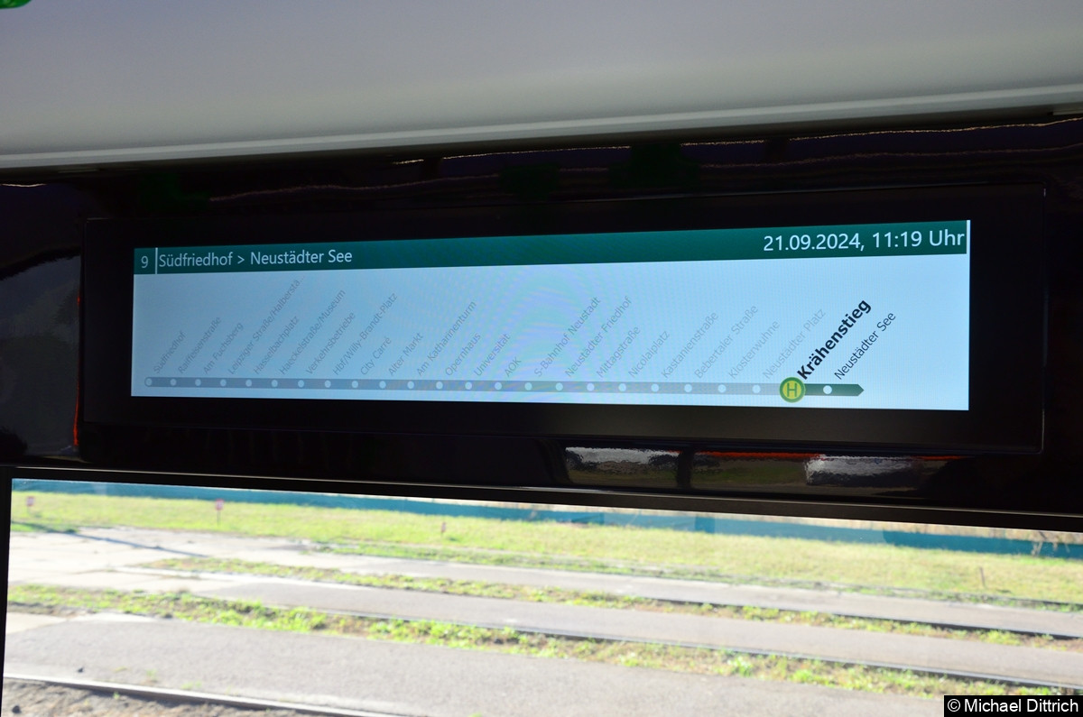 Bild: An den Seitenanzeigern wird außen das Ziel angezeigt. Innen sehen die Fahrgäste eine digitale Anzeige des Linienverlaufs.
