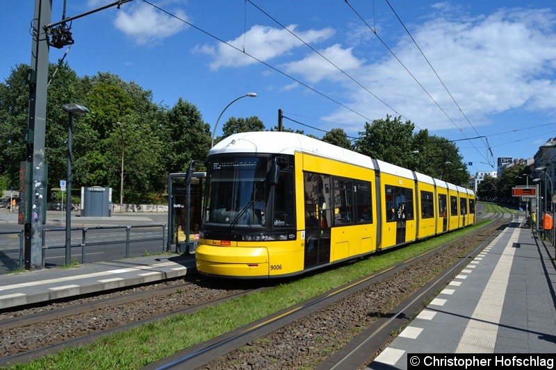 Bild: TW 9006 als Linie M8 an der Haltestelle Platz der Vereinten Nationen.
