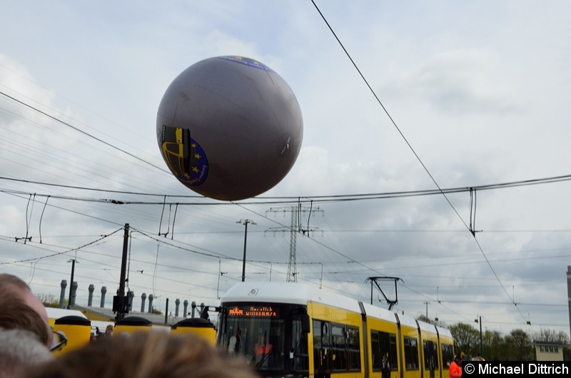 Das Publikum war dann so nett, denn Ball noch in der Luft zurück zu schießen. Dazu waren allerdings auch fünf Hände notwendig. Bild: Das Publikum war dann so nett, denn Ball noch in der Luft zurück zu schießen. Dazu waren allerdings auch fünf Hände notwendig.