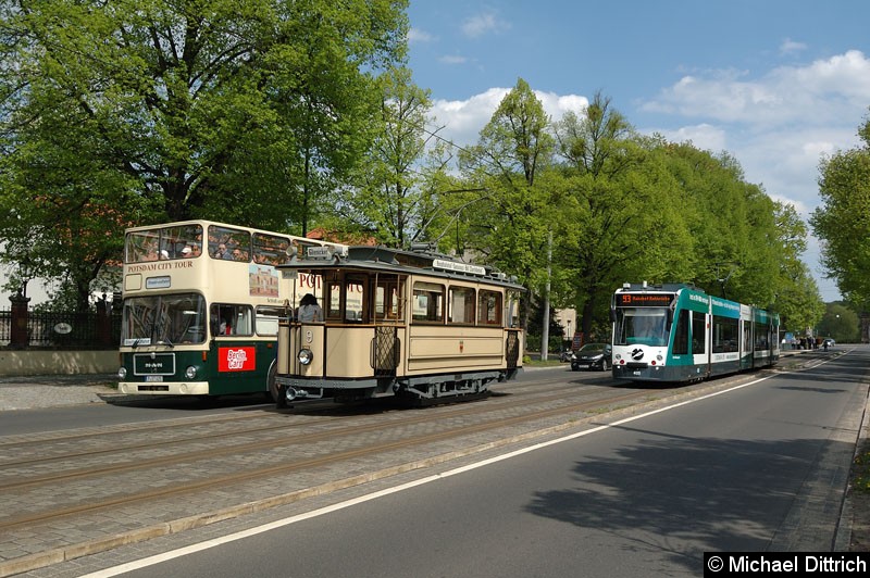 Wagen 9 in Höhe der ehem. Haltestelle Menzelstr., wo ein Bus der Stadtrundfahrten und Combino 405 an ihm vorbeifährt. Bild: Wagen 9 in Höhe der ehem. Haltestelle Menzelstr., wo ein Bus der Stadtrundfahrten und Combino 405 an ihm vorbeifährt.