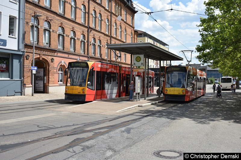Bild: Combino Advanced TW 105 und 107 am Bahnhofsvorplatz