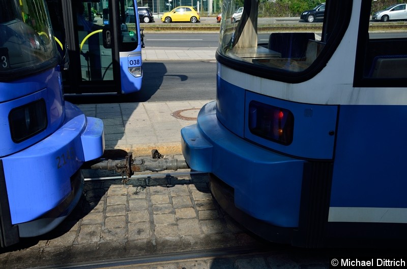Bild: Blick auf die Kupplung der beiden Wagen.
Der 2143 (links im Bild) hatte sich den Bügel abgerissen und musste deswegen abgeschleppt werden.
