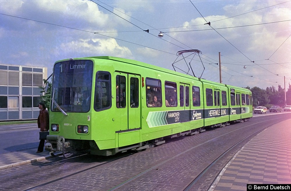 Tw 6001 im Sommer 1975 im Einsatz auf der Linie 1 kurz vor seinem Endziel Limmer auf der Wunstorfer Straße. Dieses Fahrzeug gehört
heute zum Fuhrpark der historischen Fahrzeuge der Üstra. Morgen, am 1. Mai, wird dieser Wagen beim Bild: Tw 6001 im Sommer 1975 im Einsatz auf der Linie 1 kurz vor seinem Endziel Limmer auf der Wunstorfer Straße. Dieses Fahrzeug gehört
heute zum Fuhrpark der historischen Fahrzeuge der Üstra. Morgen, am 1. Mai, wird dieser Wagen beim