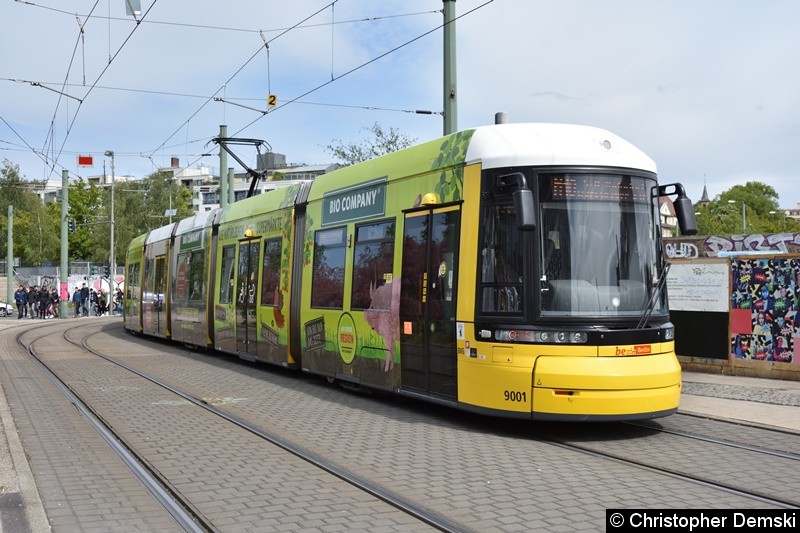 Bild: TW 9001 bei der Ausfahrt aus der Haltestelle S-Nordbahnhof.