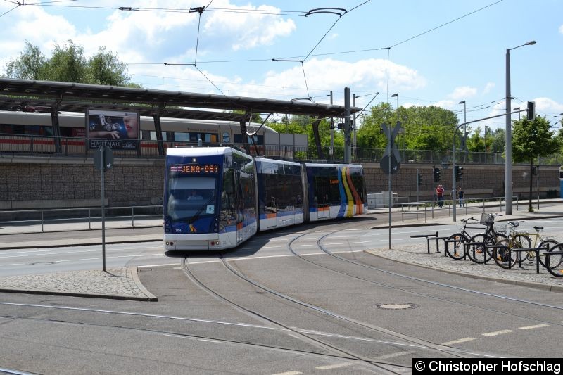 Bild: TW 704 auf dem Weg in Richtung Jena Ost von Paradiesbahnhof.