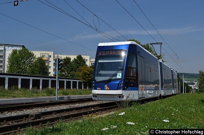 Bild: TW 701 beim Verlassen der Endstelle Winzerla in Richtung Jena Ost.