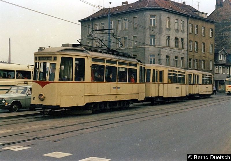 Bild: Auch Tw 81 stammt aus der in Bild 1 erwähnten Bauserie. 
1977 fährt er mit zwei älteren Beiwagen über die Johannesstraße Richtung Erfurt-Nord. 