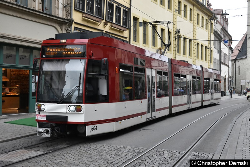 TW 604 auf der Pendellinie Domplatz -Anger wegen Bauarbeiten am Angerkreuz. Wartet hier auf seine Abfahrt zum Anger an der Ersatzhaltestelle Domplatz. Bild: TW 604 auf der Pendellinie Domplatz -Anger wegen Bauarbeiten am Angerkreuz. Wartet hier auf seine Abfahrt zum Anger an der Ersatzhaltestelle Domplatz.