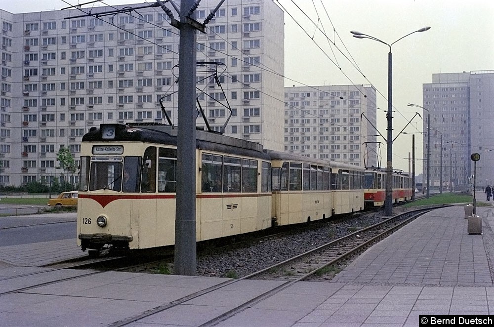 Bei der Menge der Wohnblocks war eine Verlängerung zur Straße der Völkerfreundschaft dringend erforderlich. Ein Dreiwagenzug mit
Tw 126 an der Spitze an der dortigen Endstation. Bild: Bei der Menge der Wohnblocks war eine Verlängerung zur Straße der Völkerfreundschaft dringend erforderlich. Ein Dreiwagenzug mit
Tw 126 an der Spitze an der dortigen Endstation.