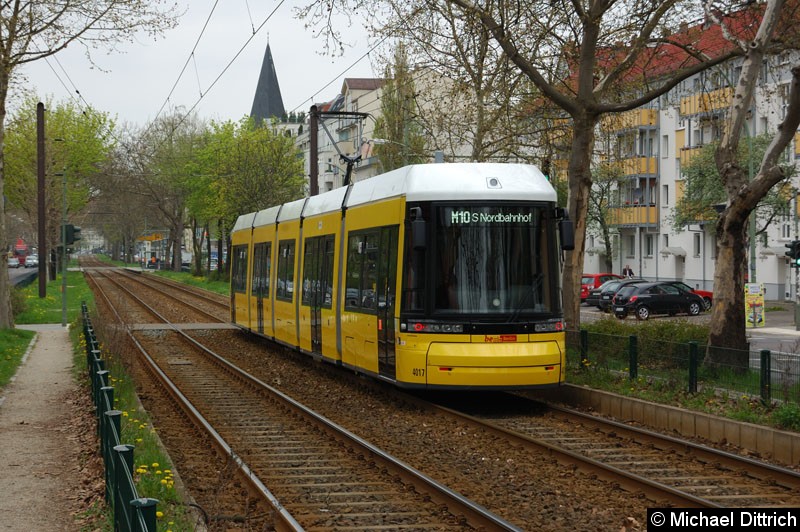4017 als Linie M10 mit weißen Zielanzeigern kurz hinter der Haltestelle Landsberger Allee/Petersburger Str. Bild: 4017 als Linie M10 mit weißen Zielanzeigern kurz hinter der Haltestelle Landsberger Allee/Petersburger Str.