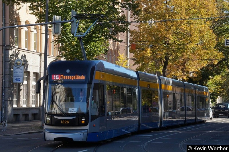 TW 1226 in der Umleitungstrasse Arno-Nitzsche-Straße in Richtung Messegelände ,an der Hst. Arno-Nitzsche-/Arthur-Hoffmann-Str. Bild: TW 1226 in der Umleitungstrasse Arno-Nitzsche-Straße in Richtung Messegelände ,an der Hst. Arno-Nitzsche-/Arthur-Hoffmann-Str.