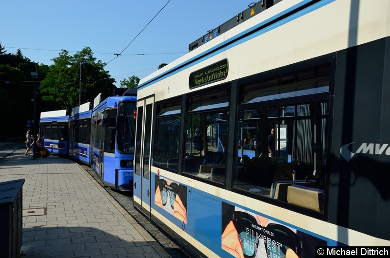 Bild: Einfahrt des Gespanns in die Haltestelle die eigentlich für die Linie 28 vorgesehen ist.