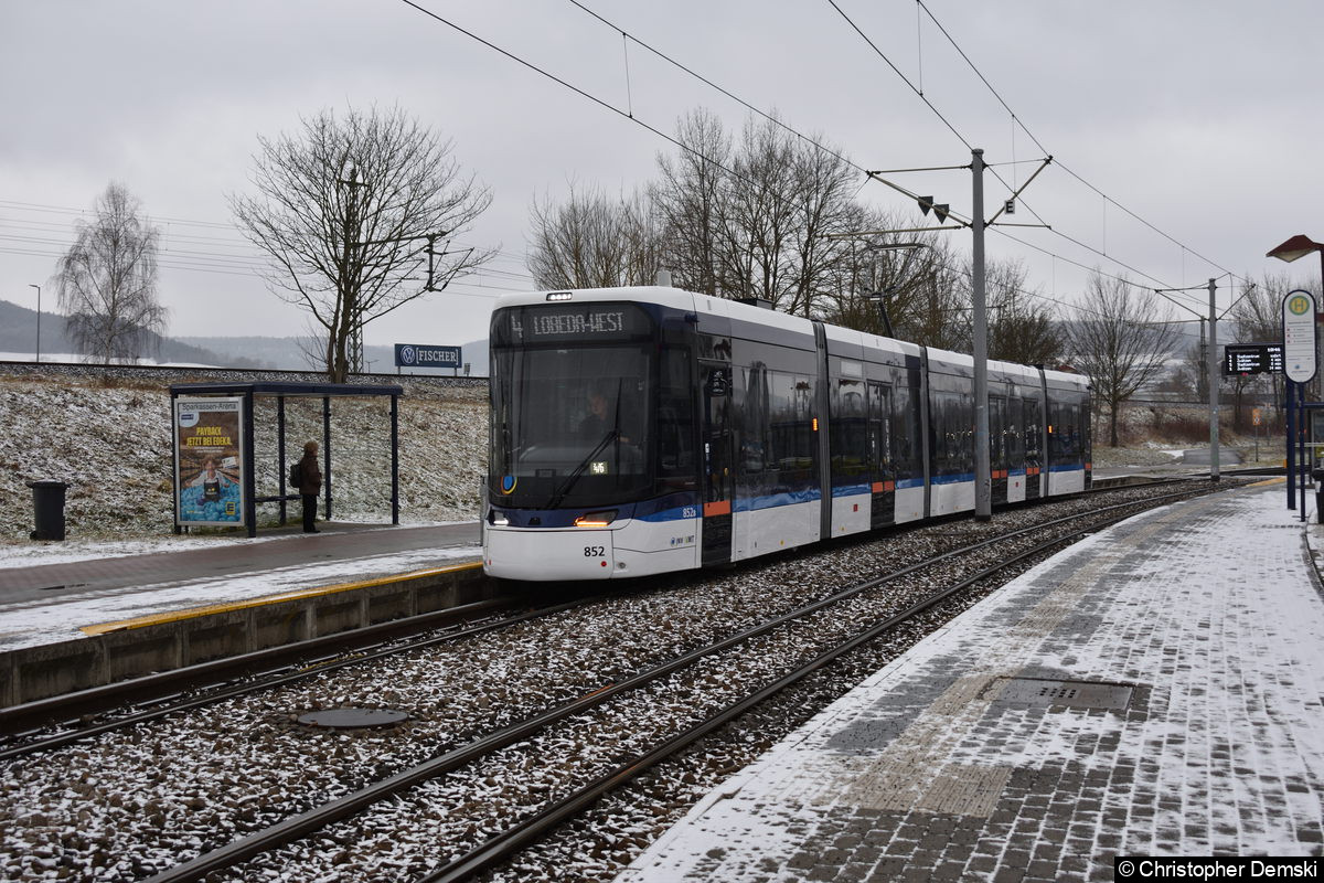 Tw 852 als Linie 4 bei der Einfahrt in die Haltestelle Sparkassen-Arena.