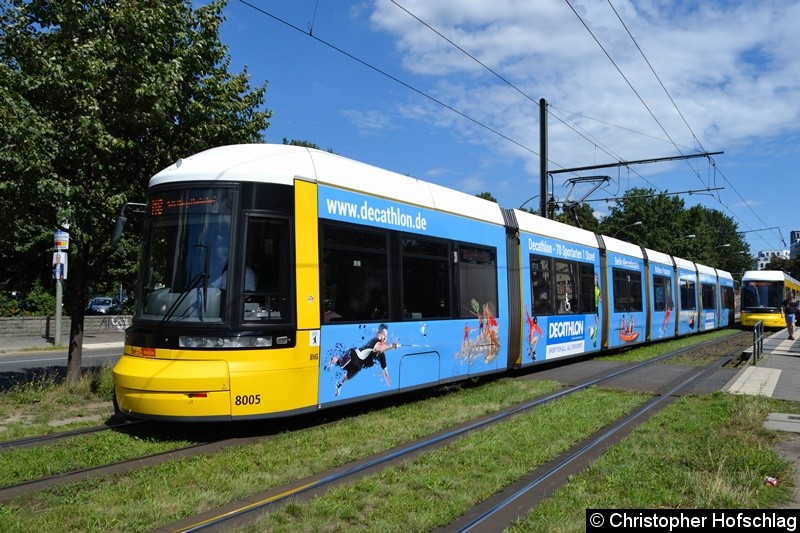 Bild: TW 8005 als Linie M8 beim Verlassen der Haltestelle Platz der Vereinten Nationen.