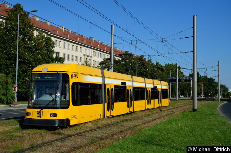 Bild: 2582 als Linie 44 in der Grunaer Straße zwischen den Haltestellen Deutsches Hygiene-Museum und Pirnaischer Platz.
