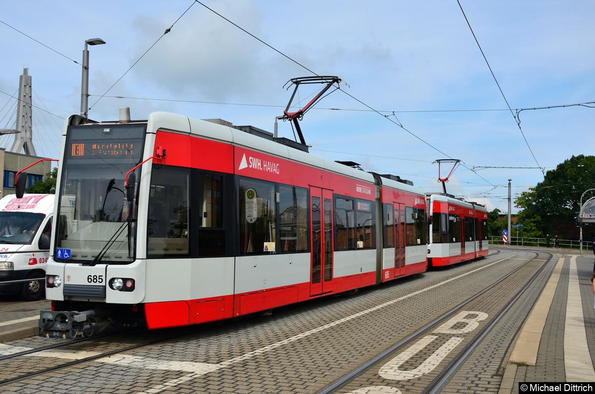 685 und 686 als Linie E an der Berliner Brücke.
Diese Züge verkehren normalerweise Heck-an-Heck, hier aber wurden beide Wagen in eine Richtung gekuppelt.