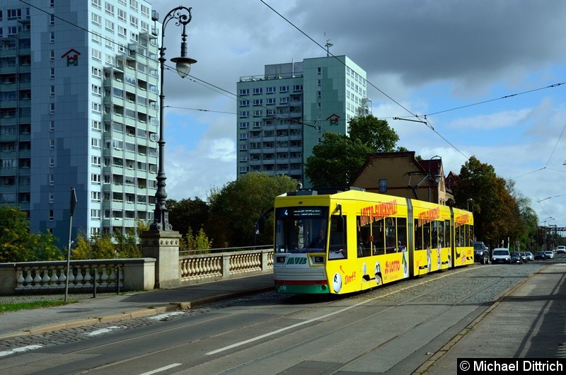 Bild: Wagen 1370 überquert als Linie 4 die Zollelbe.