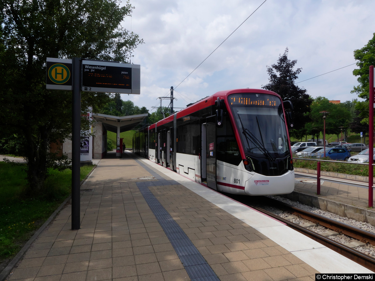 Bild: TW 801 als Linie 2 an der Haltestelle Wiesenhügel.
