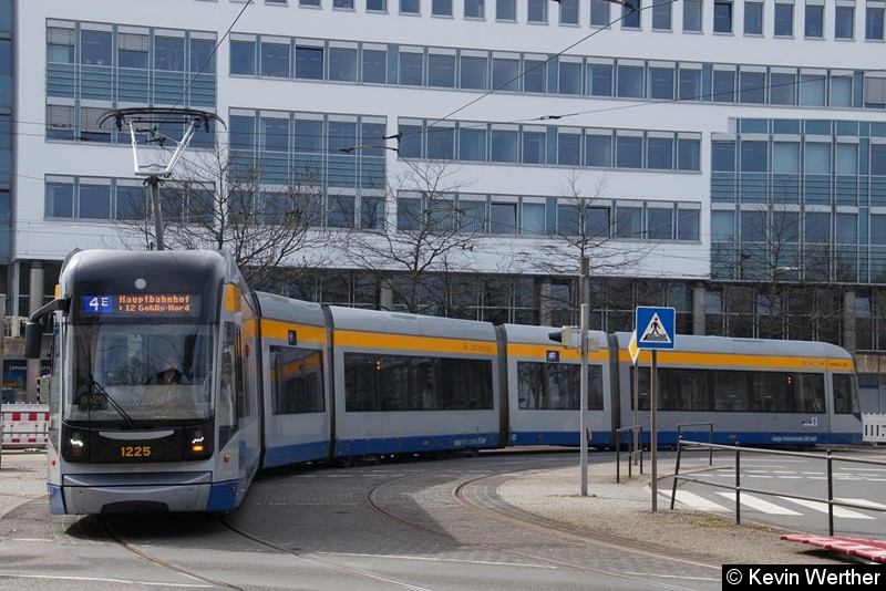 TW 1225 als Linie 4E Hauptbahnhof / 12 Gohlis-Nord beim einbiegen in die Riebeckstraße kommend von der Prager Str. Bild: TW 1225 als Linie 4E Hauptbahnhof / 12 Gohlis-Nord beim einbiegen in die Riebeckstraße kommend von der Prager Str.