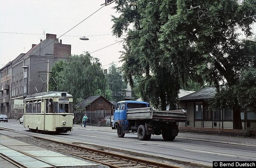 Das ist kein Wagen der Straßenbahn Rüdersdorf - Schöneiche ! Auch in Berlin gab es 1987 eine Linie 88: sie verkehrte mit Solo-Tw zwischen dem Betriebshof in der Nalepastraße und dem Bf. Schöneweide. Auf den im Vordergrund zu sehenden Gleisen verkehrte die Industriebahn Schöneweide, auch 