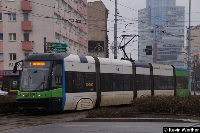 Pesa 120NaS TW 808 als Linie 2 nach TURKUSOWA, verließ die Haltestelle Plac Żołnierza Polskiego und wartet am Signal auf die Freigabe zur weiterfahrt. Bild: Pesa 120NaS TW 808 als Linie 2 nach TURKUSOWA, verließ die Haltestelle Plac Żołnierza Polskiego und wartet am Signal auf die Freigabe zur weiterfahrt.