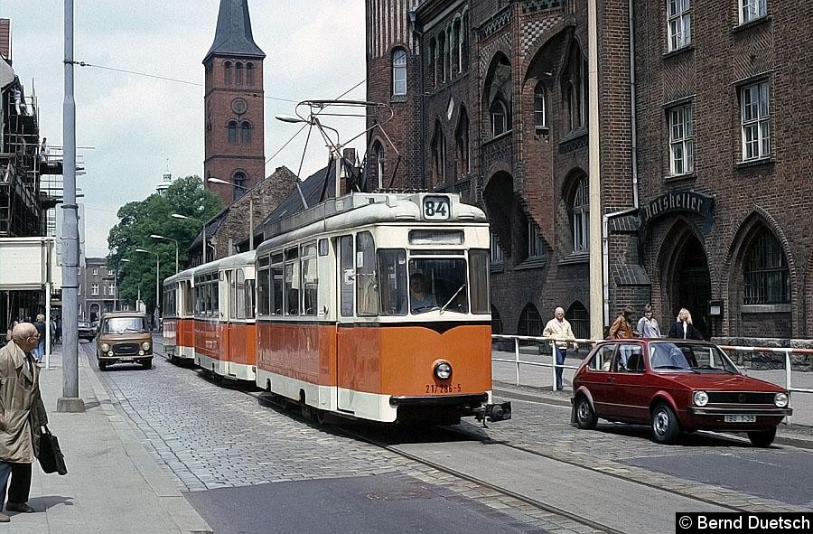 In der engen Altstadt von Köpenick bestand Einbahnstraßenverkehr für die Straßenbahn. Hier fährt ein Dreiwagenzug am Rathaus von Köpenick vorbei. Beachtenswert auch der im Bild rechts zu sehende seltene Bild: In der engen Altstadt von Köpenick bestand Einbahnstraßenverkehr für die Straßenbahn. Hier fährt ein Dreiwagenzug am Rathaus von Köpenick vorbei. Beachtenswert auch der im Bild rechts zu sehende seltene