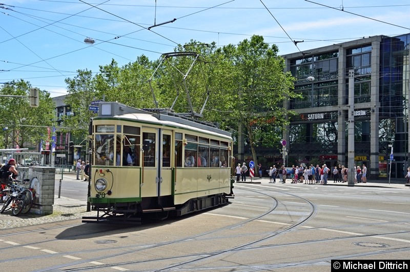 Bild: Der historische Triebwagen 70 biegt von der Ernst-Reuter-Allee in den Breiten Weg ab.
