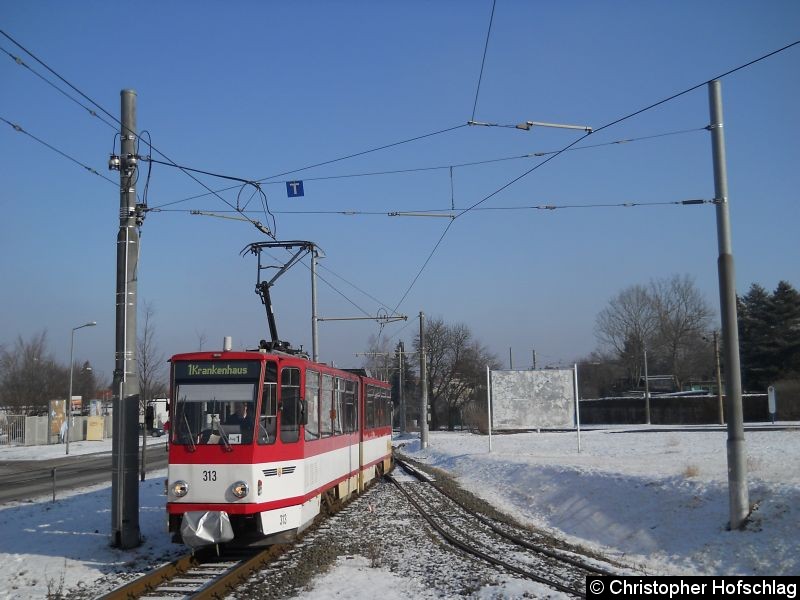 TW 313 als Linie 1 auf Weg zum Kreiskrankenhaus auf dem Streckenabschnitt Wagenhalle-Schöne Aussicht. Bild: TW 313 als Linie 1 auf Weg zum Kreiskrankenhaus auf dem Streckenabschnitt Wagenhalle-Schöne Aussicht.