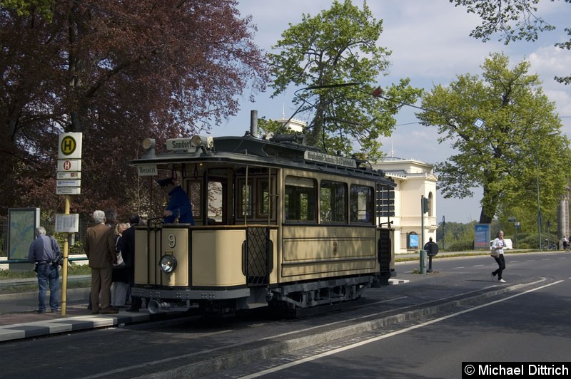 Bild: Wagen 9 an der Haltestelle Glienicker Brücke.