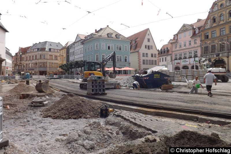 Auf dem Vorplatz vor dem Erfurter Rathaus wird kräftig gearbeitet. Bild: Auf dem Vorplatz vor dem Erfurter Rathaus wird kräftig gearbeitet.