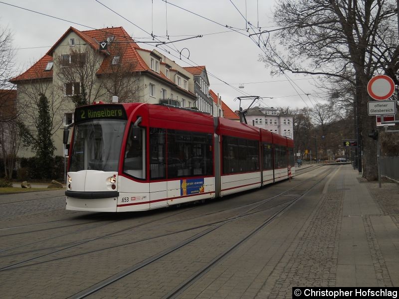 Bild: TW 653 auf der Linie 2 am Sparkassenfianzentrum.
