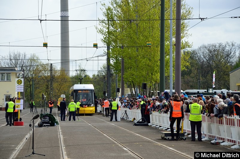 Als erstes musste auf 20 km/h beschleunigt und wieder angehalten werden. Natürlich war der Tacho zugeklebt, gemessen wurde durch die Polizei mittels Laser.
Die zweite Disziplin war das Aufstellen einer Pappfigur neben das Gleis, dabei durfte die Bahn diese nicht berühren. Je geringer der Abstand, desto mehr Punkte gab es. Bild: Als erstes musste auf 20 km/h beschleunigt und wieder angehalten werden. Natürlich war der Tacho zugeklebt, gemessen wurde durch die Polizei mittels Laser.
Die zweite Disziplin war das Aufstellen einer Pappfigur neben das Gleis, dabei durfte die Bahn diese nicht berühren. Je geringer der Abstand, desto mehr Punkte gab es.