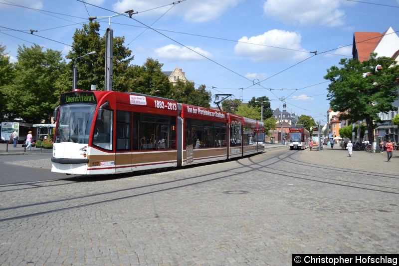 TW 637 setzt rückwärts zurück in die Haltestelle Domplatz Nord und fährt dann zum Fischmarkt. Bild: TW 637 setzt rückwärts zurück in die Haltestelle Domplatz Nord und fährt dann zum Fischmarkt.
