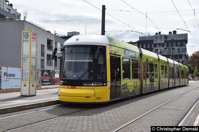 Bild: 9001 beim Fahrgastwechsel an der Haltestelle S-Nordbahnhof.