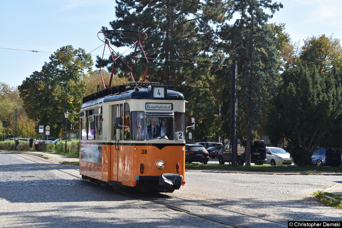 Tw 38 beim Befahren der Kreuzung Gartenstraße/Poststraße.