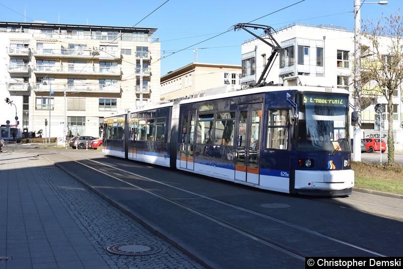 Bild: TW 629 als Linie 5 auf den Weg zur Haltestelle Stadtzentrum, Holzmarkt
