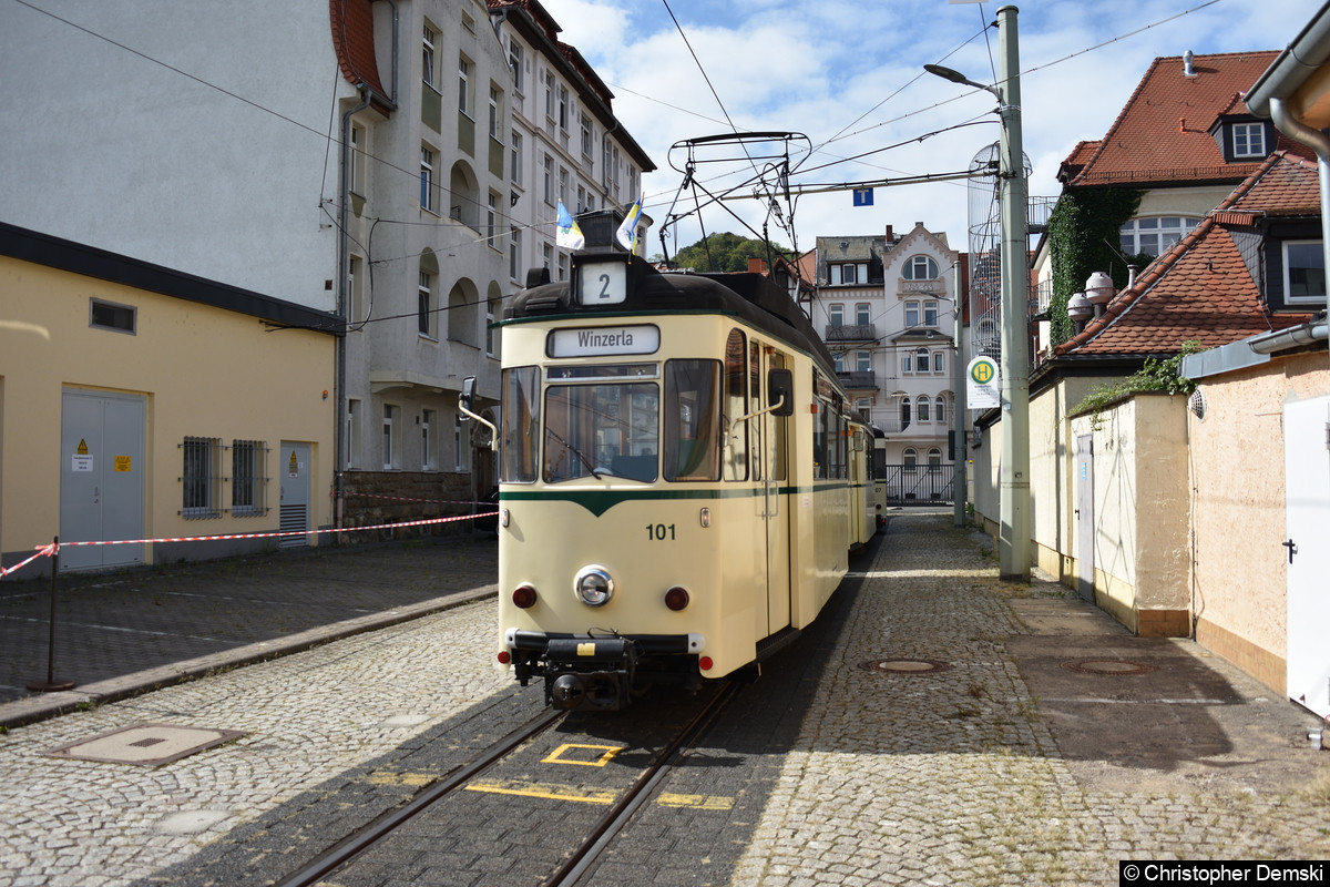 HTW 101+BW 155+BW 207 an der Haltestelle Nordschule, Steig 4.