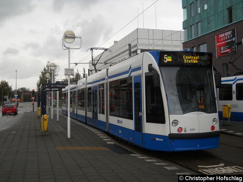 Bild: TW 2201 in Amstelveen Binnenhof auf der Linie 5 in Richtung Central Station.