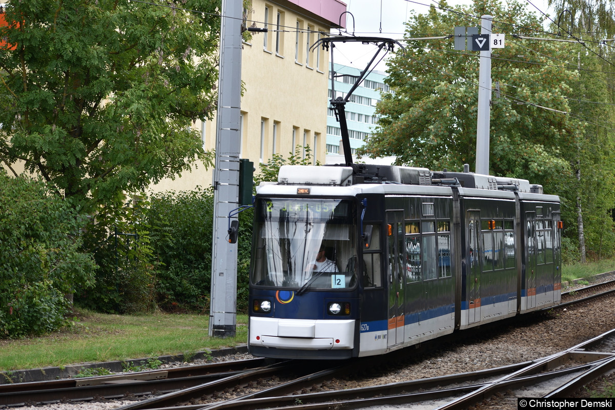TW 627 als Linie 2 nach Jena Ost von Winzerla kommend, auf dem Weg zur Haltestelle Enver-Şimşek-Straße.