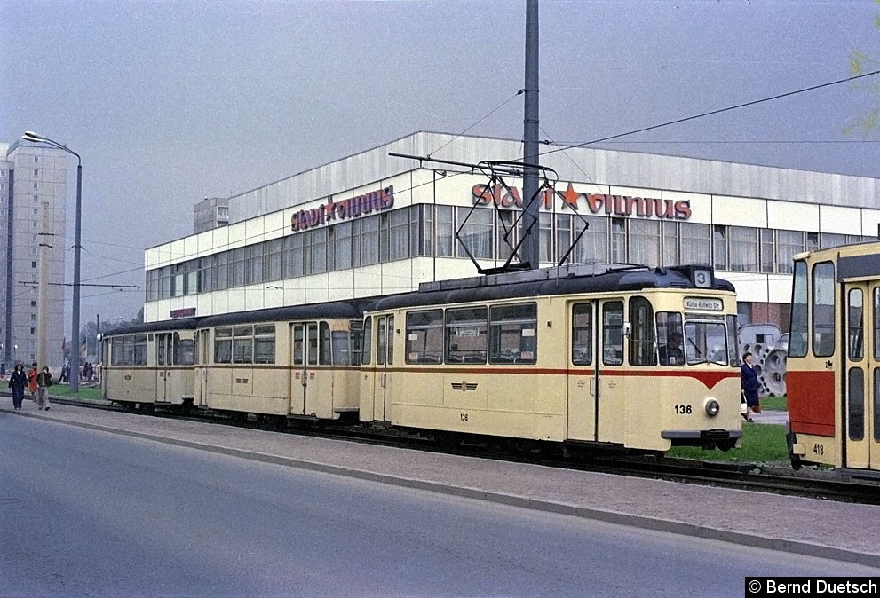 Bild: Ein weiterer Dreiwagenzug an der Endstation an der Straße der Völkerfreundschaft (1977). Bei dem Tw 136 handelt es sich um das 
Gotha-Nachfolgemodell 