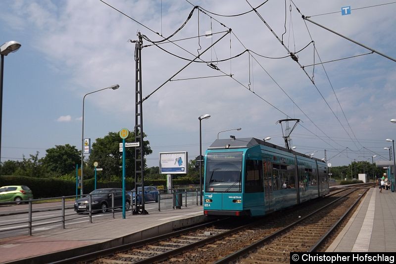 Bild: TW 025 an der Haltestelle Mönchhofstraße.