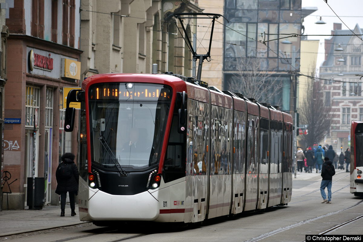 Bild: Tw 811 als Linie 1 in Richtung Thüringenhalle in der Bahnhofstraße.
