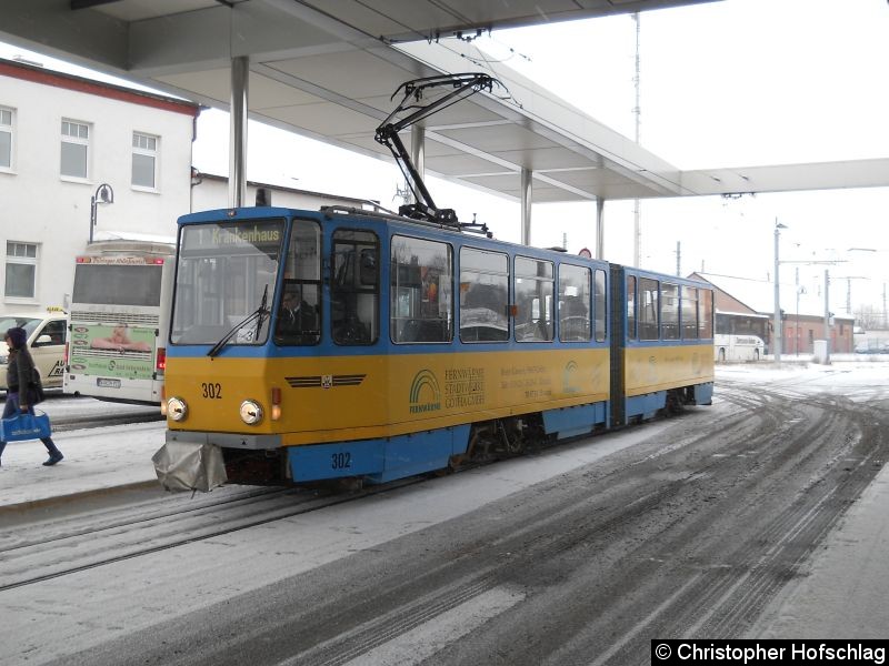 Bild: TW 302 auf der Linie 1 an der Haltestelle Hauptbahnhof.