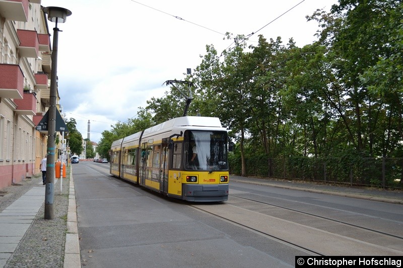Bild: TW 2017 als Linie 21 an der Endstelle S+U-Bahnhof Lichtenberg/Gudrunstr.